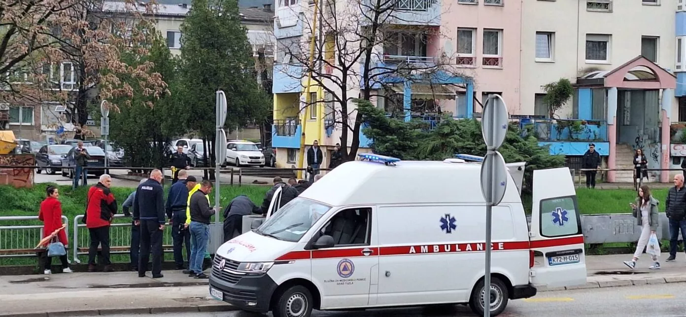 Tuzla: Više osoba upalo u rijeku Jalu, akcija spašavanja u toku