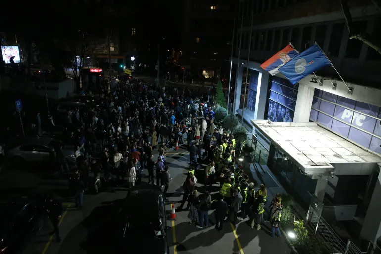 Blokada zgrade RTS-a u Beogradu se nastavlja, povrijeđen policajac u civilu