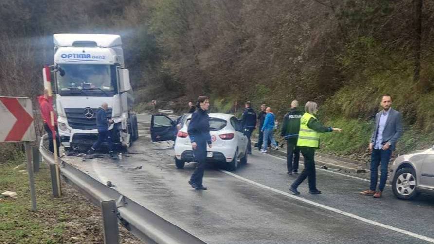 Teška nesreća kod Jablanice: Jedna osoba poginula, saobraćaj obustavljen