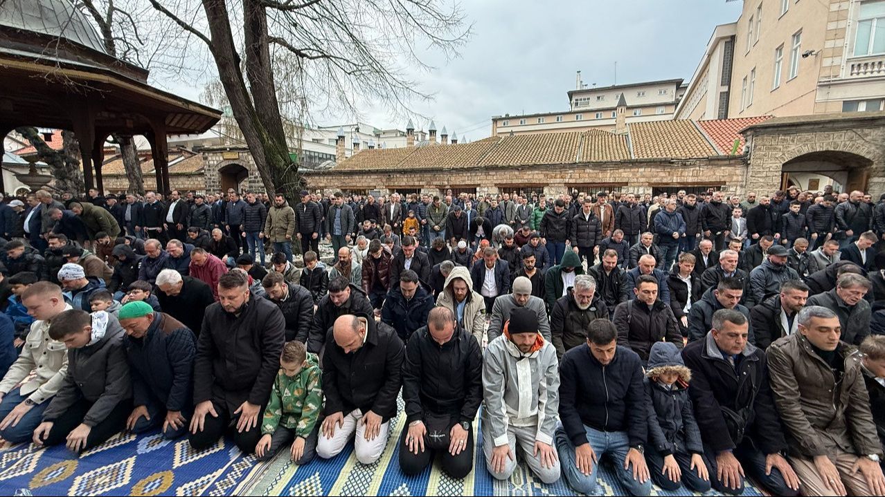 Bajram-namaz klanjan u Gazi Husrev-begovoj džamiji Bajram-namaz klanjan u Gazi Husrev-begovoj džamiji