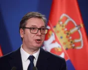 Aleksandar Vučić govori ispred zastave Srbije