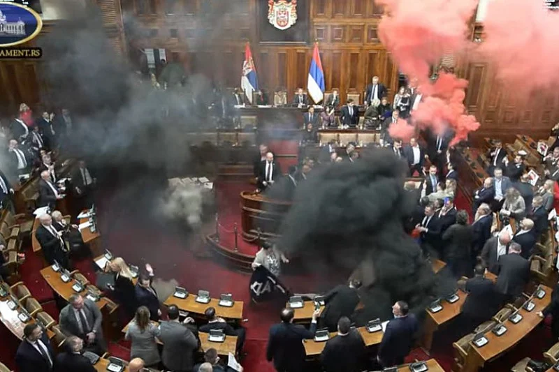 Haos u Skupštini Srbije: Bačena dimna bomba, poslanici se gađali jajima