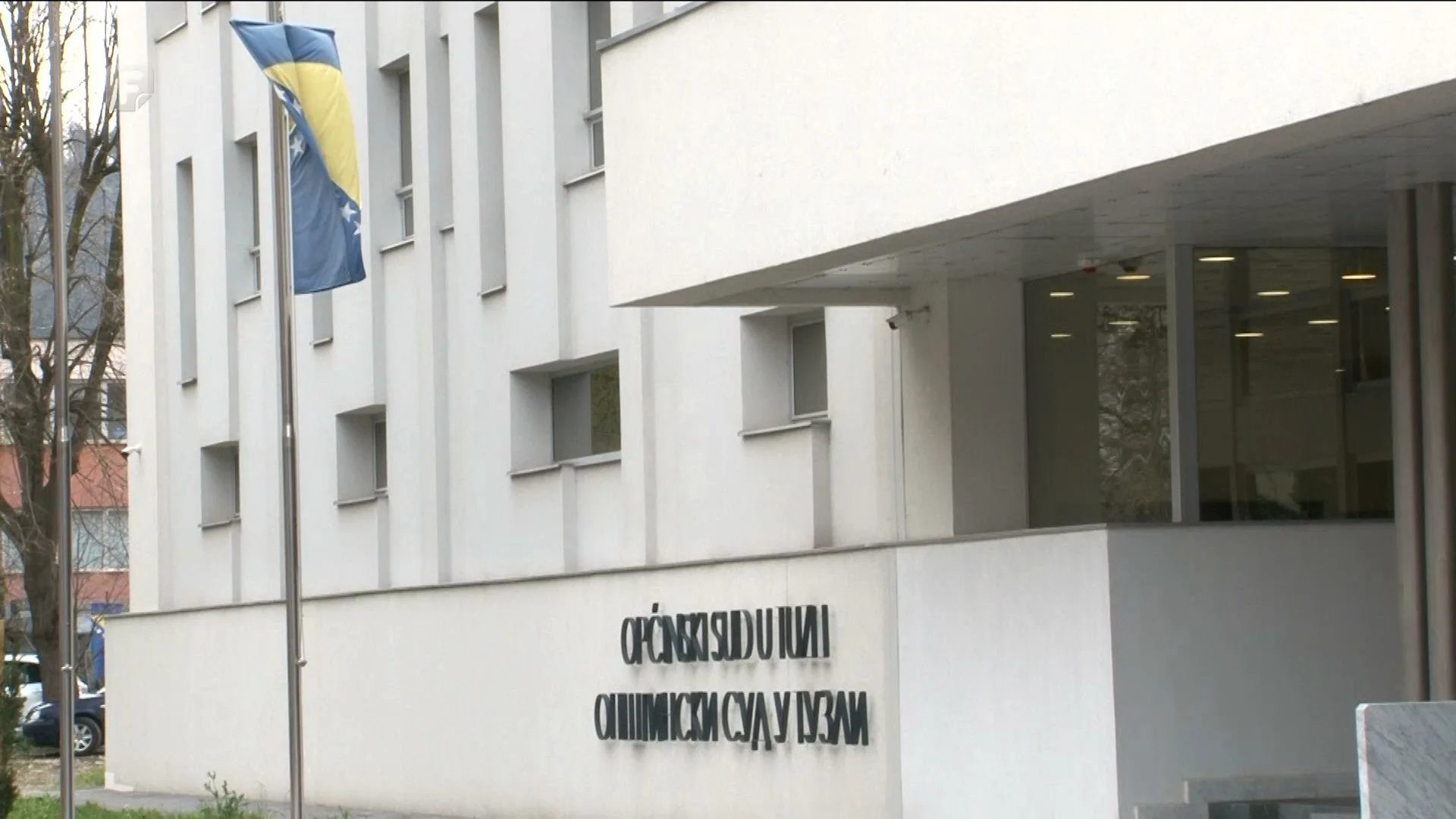 Zgrada Općinskog suda u Tuzli sa zastavom Bosne i Hercegovine.