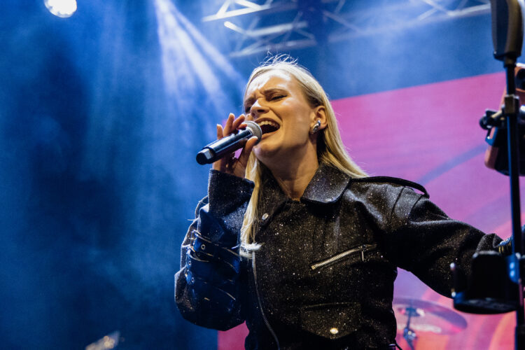 Šejla Zonić oduševila nastupom na koncertu Lexington benda u Tuzli