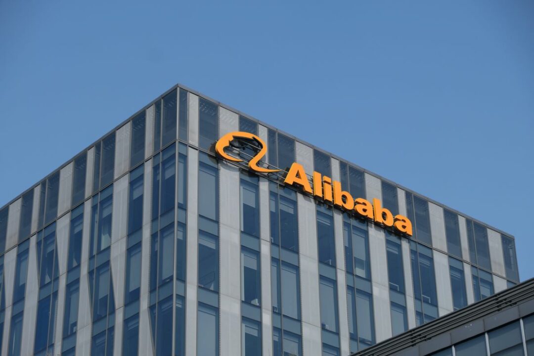 Trumpova administracija zabrinuta zbog dogovora o uvođenju Alibaba AI na iPhone uređaje