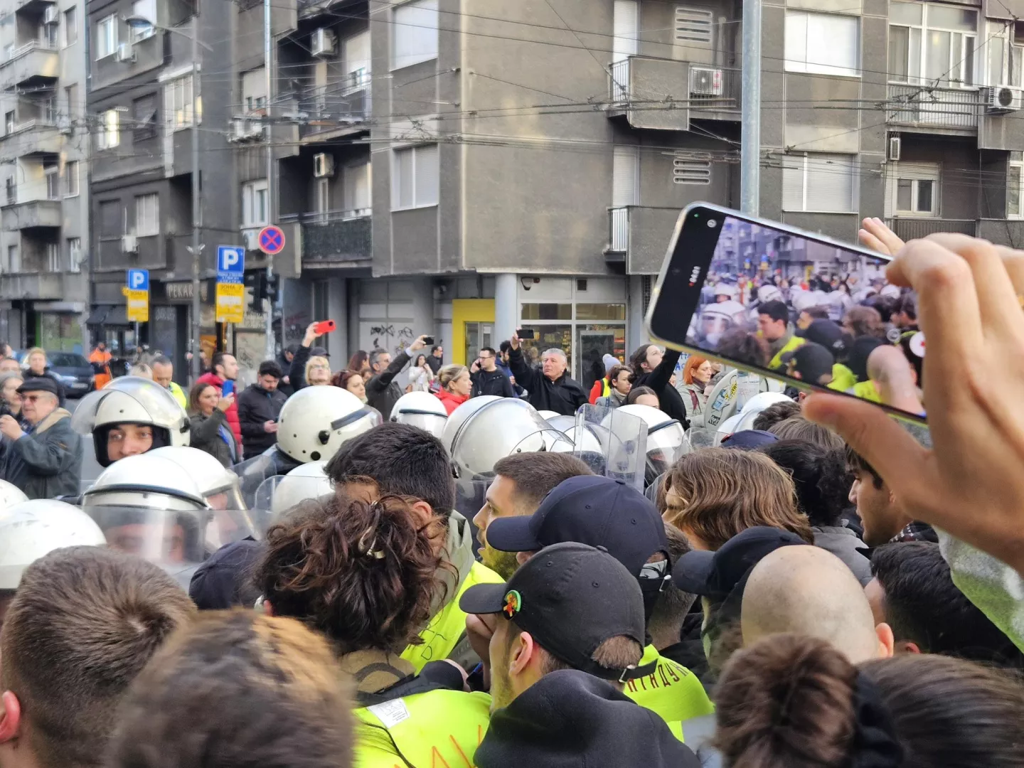 Incident ispred RTS-a: Sukob policije i demonstranata, povrijeđen policajac Incident ispred RTS-a: Sukob policije i demonstranata, povrijeđen policajac