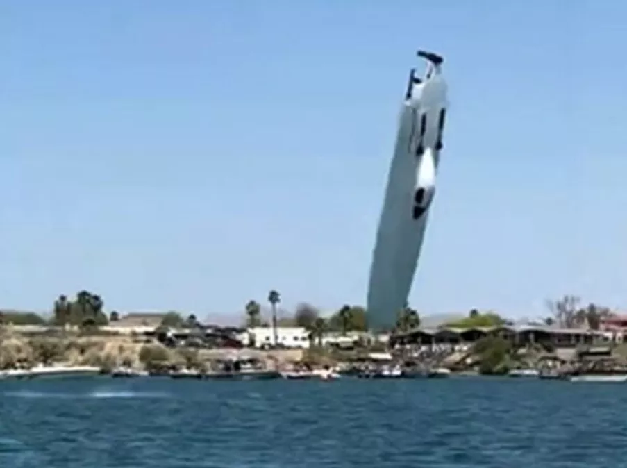 Jeziv trenutak: Prevrnuo se gliser pri brzini od 320 km/h Jeziv trenutak: Prevrnuo se gliser pri brzini od 320 km/h