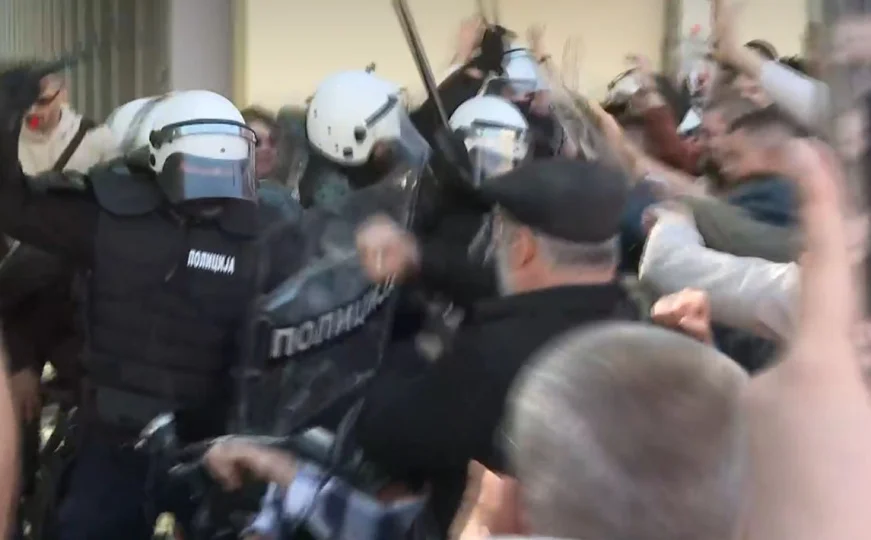 Žandarmerija silom pokušala rastjerati okupljene ispred Fakulteta sporta u Novom Sadu