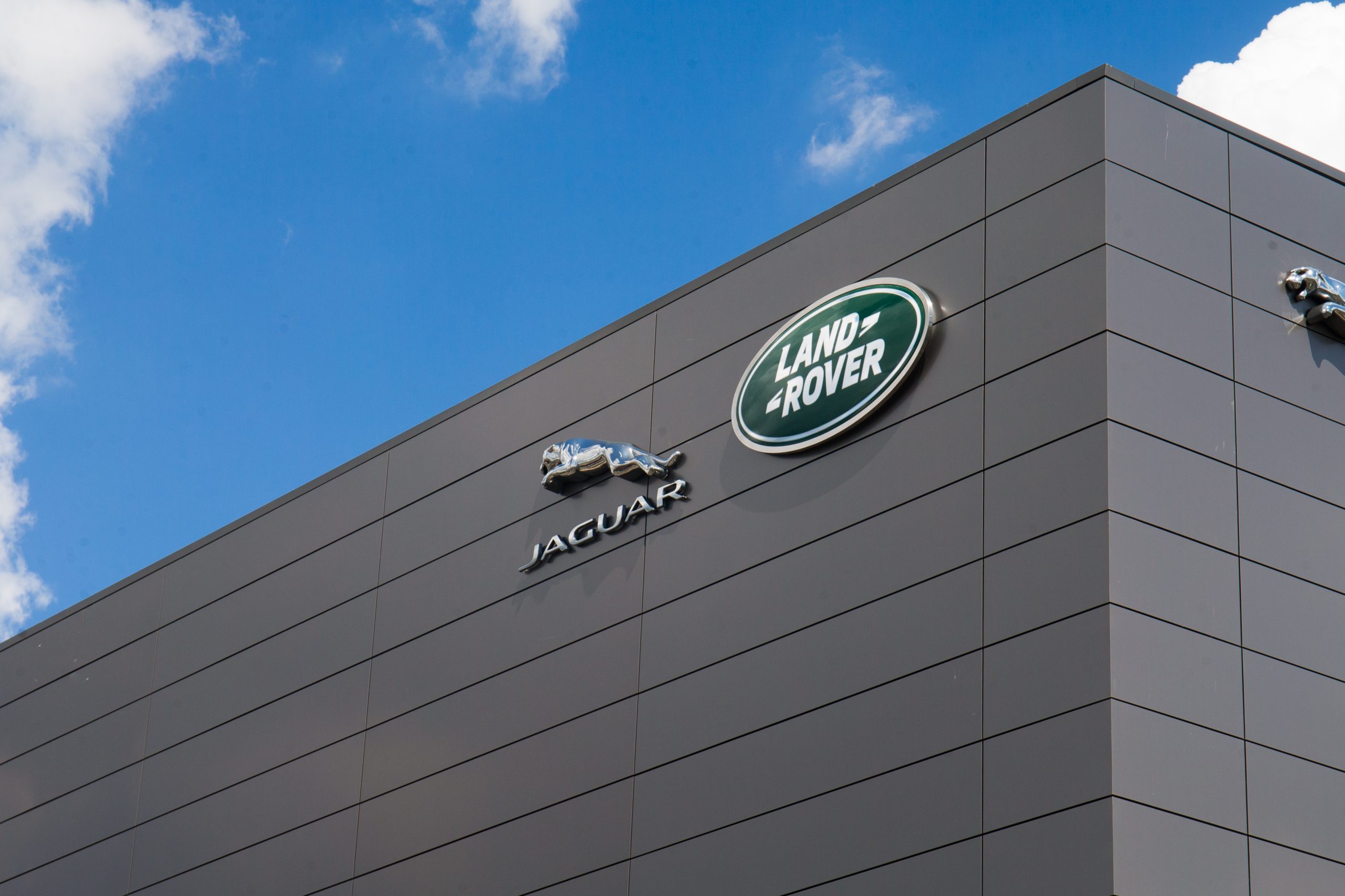 Jaguar Land Rover obustavlja isporuke u SAD zbog tarifa