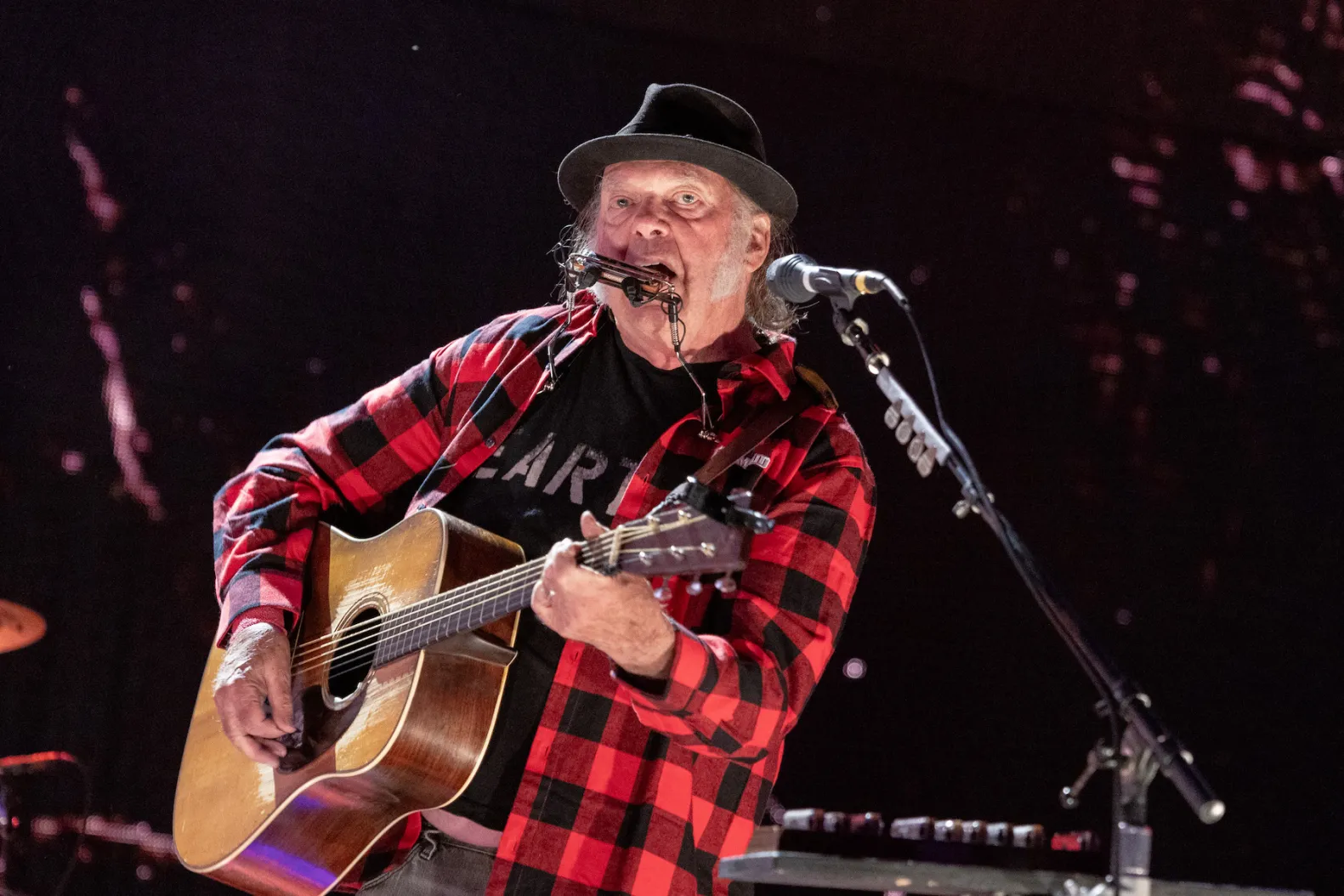 Neil Young Trumpu: Spasi Ameriku, a ne ego