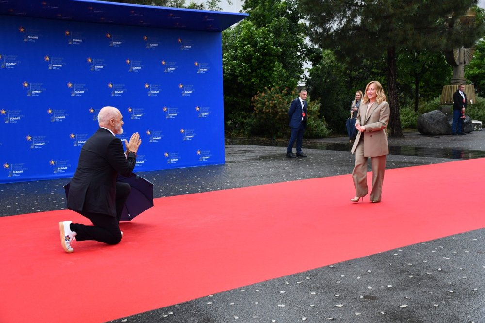 Neočekivani gest premijera Rame na samitu u Tirani Neočekivani gest premijera Rame na samitu u Tirani