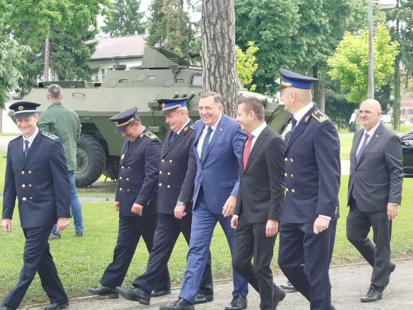 Dodik i rukovodstvo RS prisustvuju Danu VRS uprkos zabrani