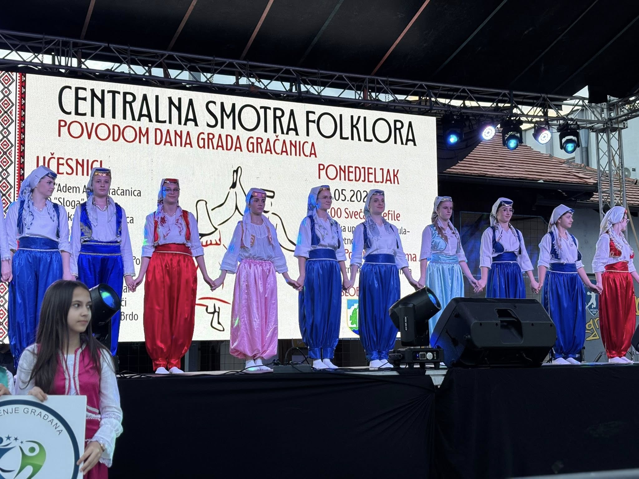 Folklorna noć u Gračanici okupila brojna društva