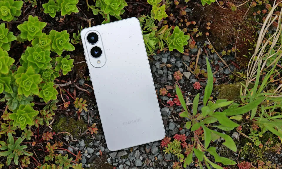 Trump najavio 25 posto carine na sve pametne telefone proizvedene izvan SAD-a