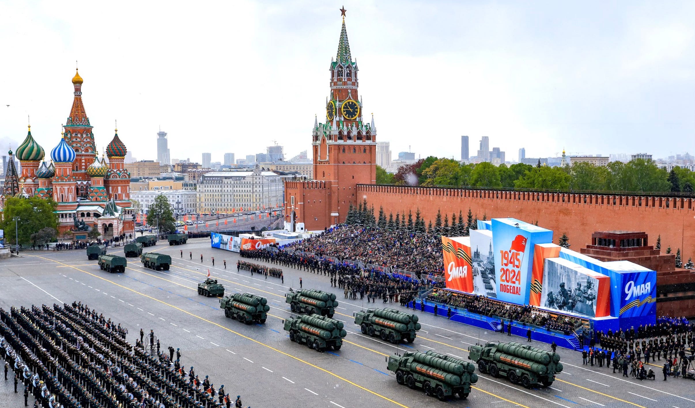 Cvijanovićeva, Dodik i Stevandić prisustvuju Paradi pobjede