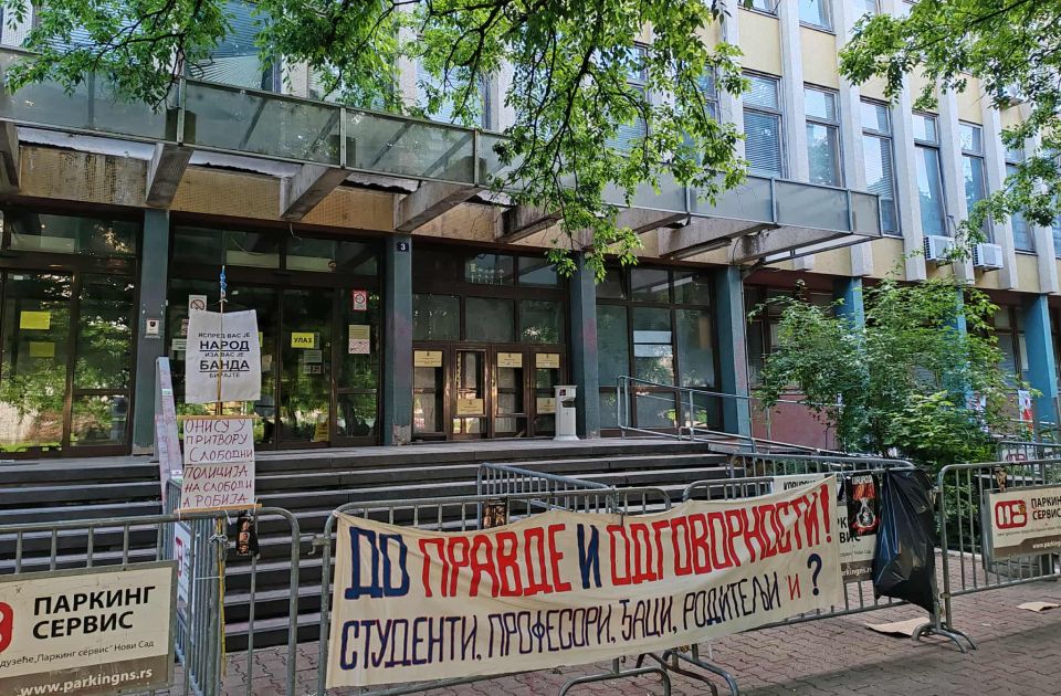 Studenti privremeno obustavili blokadu Višeg suda u Novom Sadu