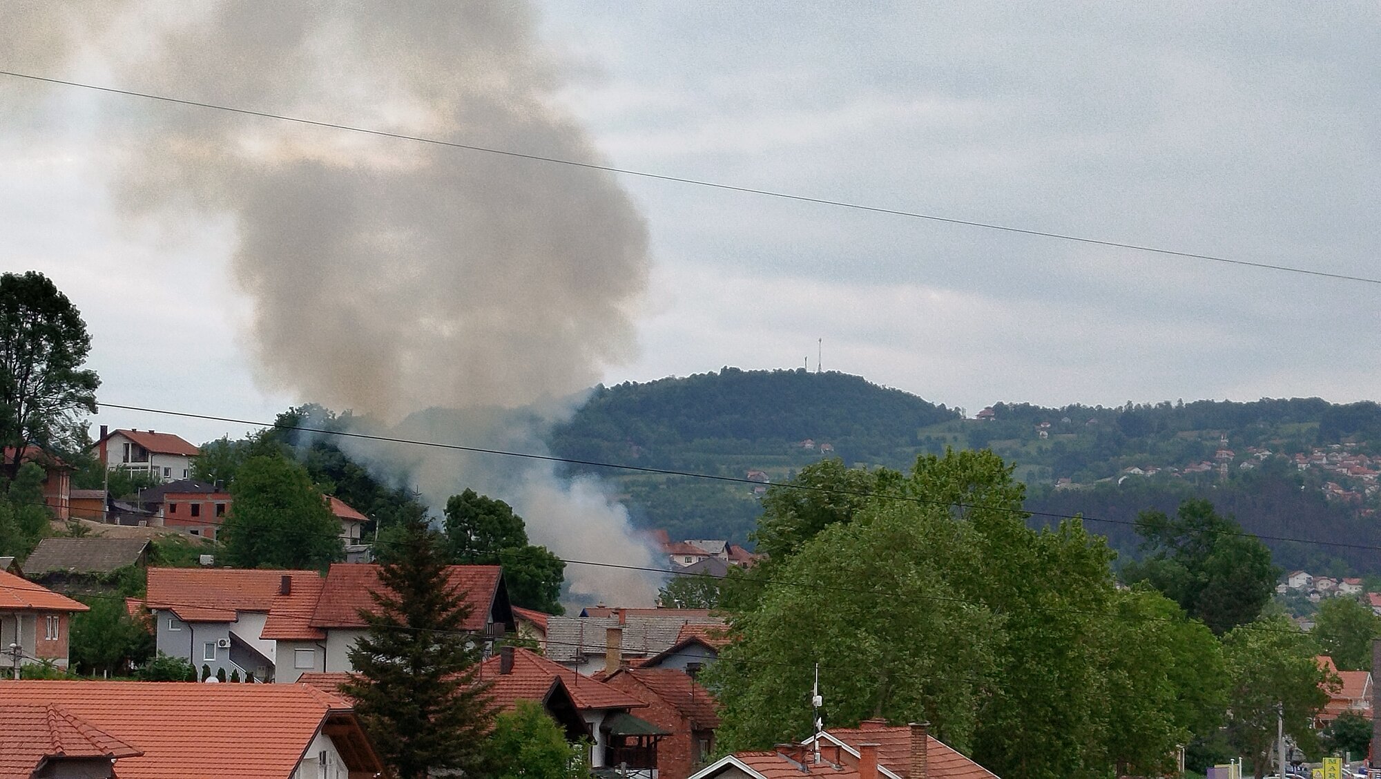 Požar u Gračanici, ekipe na terenu (VIDEO)