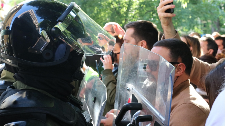 Sukob demonstranata i policije ispred suda u Novom Sadu