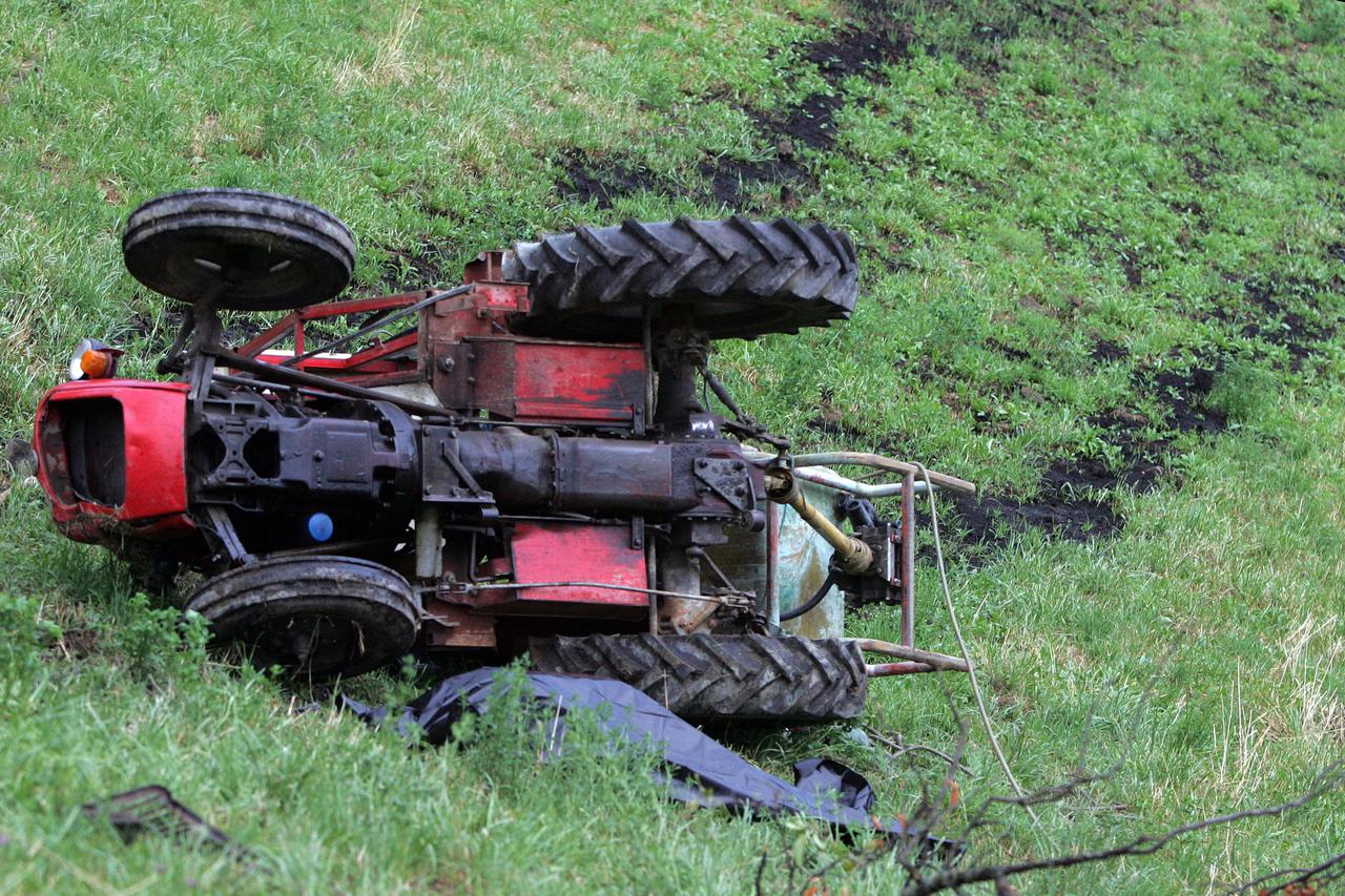 Tragedija u Lipnici kod Tuzle: Muškarac poginuo nakon prevrtanja traktora