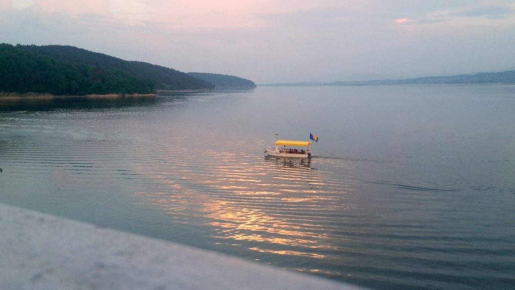 Tragedija na jezeru Modrac: Mladić nestao pod vodom, spasioci tragaju