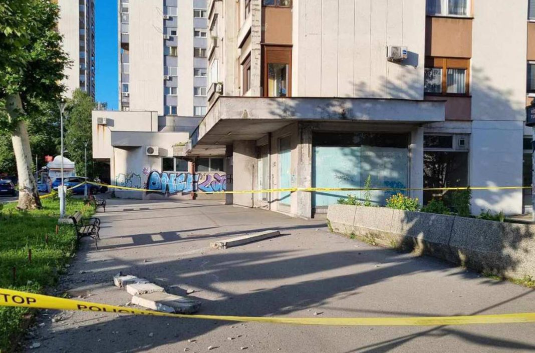 U Tuzli sa zgrade pao balkonski stub: Nema povrijeđenih