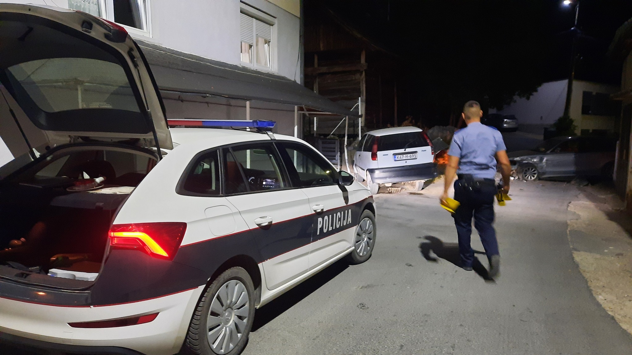 BMW udario u parkirani Fiat u Čirišu: Vozač imao preko 2 promila alkohola