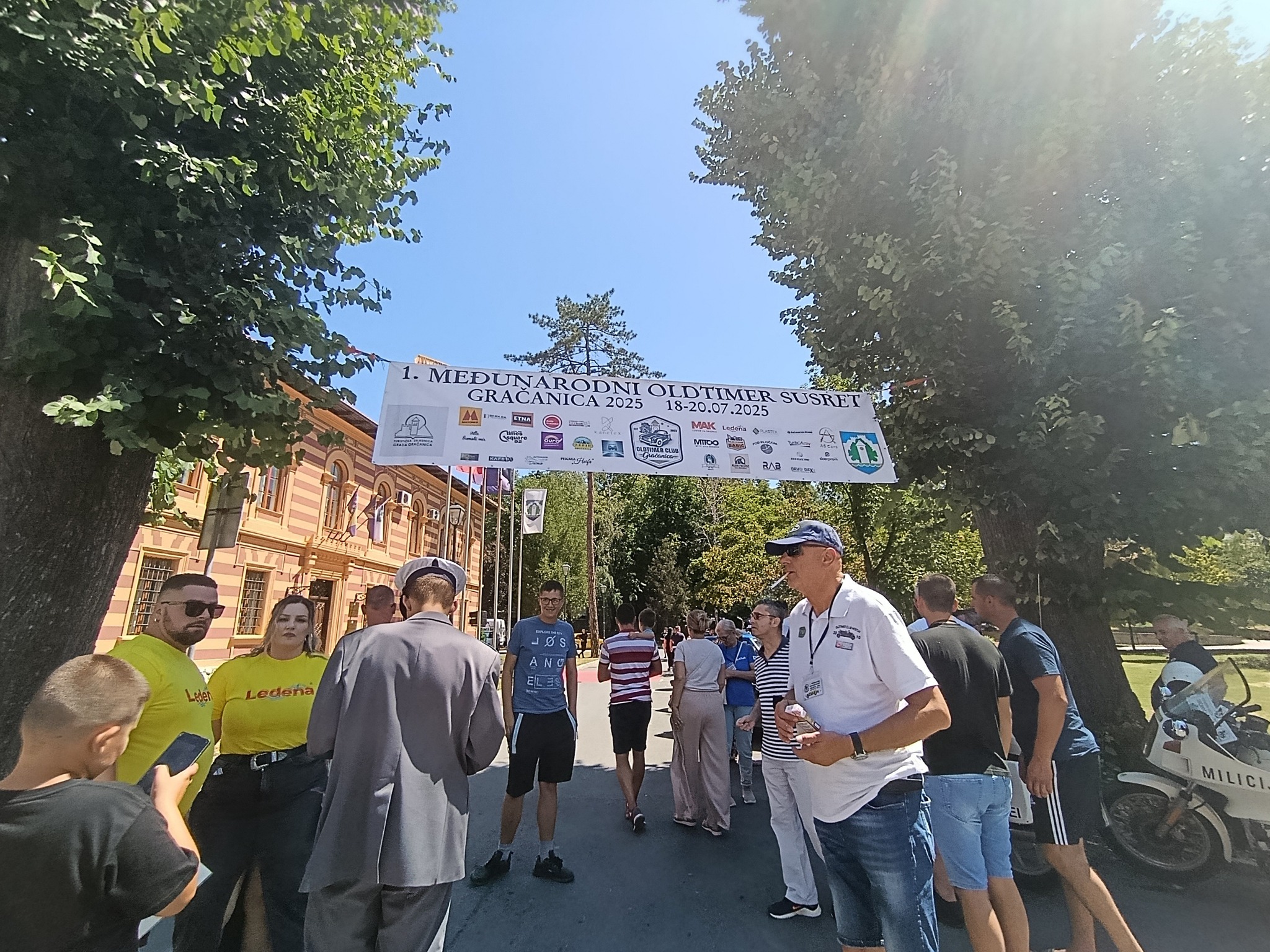 U Gračanici otvoren prvi međunarodni skup oldtajmera