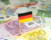 Zastava Njemačke na hrpi eura različitih apoena.