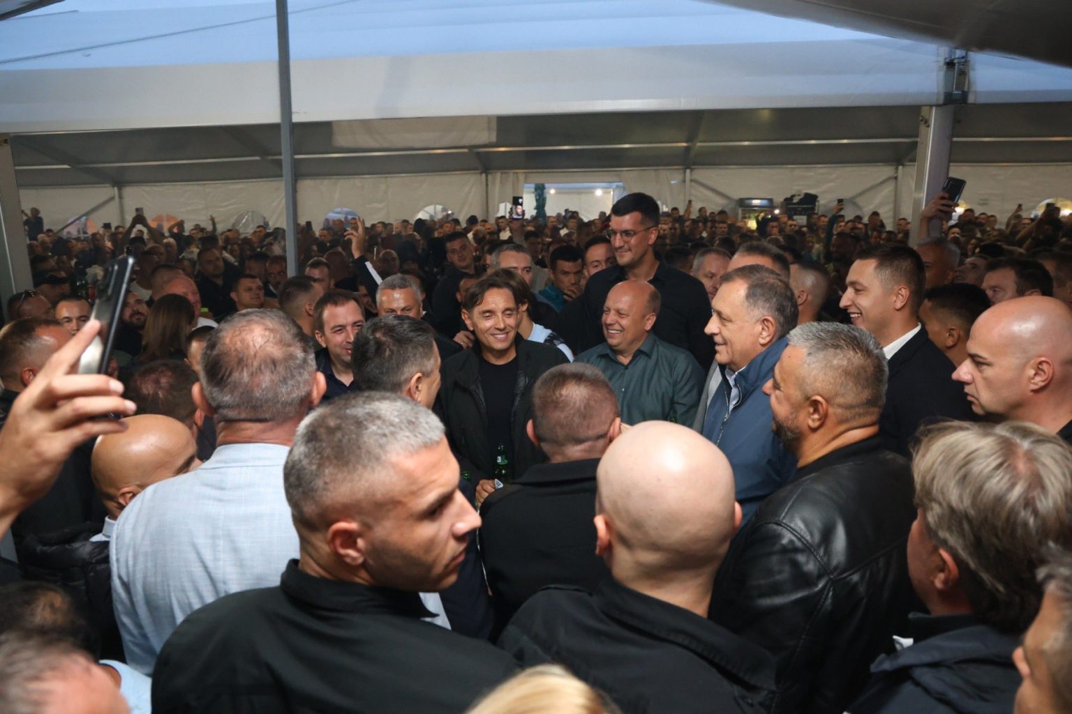 Milorad Dodik na Kočićevom zboru: Kontroverzni nastup uz muzičku pratnju (VIDEO)