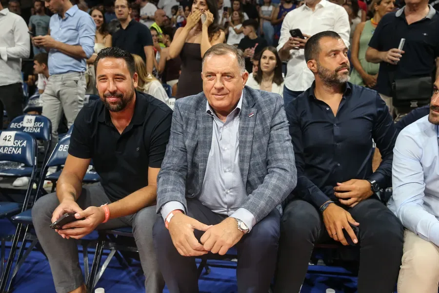 Dodik izviždan na utakmici Srbije u Beogradu (VIDEO)