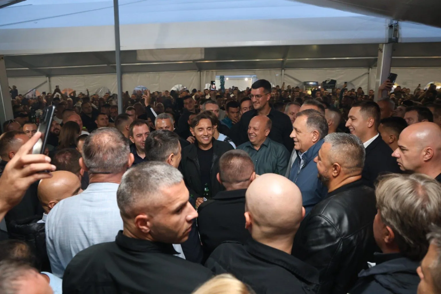 Milorad Dodik na Kočićevom zboru: Kontroverzni nastup uz muzičku pratnju (VIDEO)