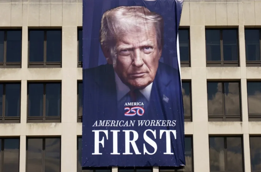 Trump = diktator? Ogroman portret na zgradi vlade izazvao poređenja s totalitarnim režimima