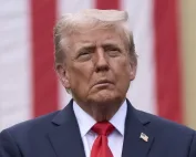 Portret Donalda Trumpa ispred američke zastave.