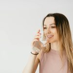 Koliko vode treba piti dnevno? Ključni faktori, znaci dehidratacije i opasnost prekomjerne hidratacije