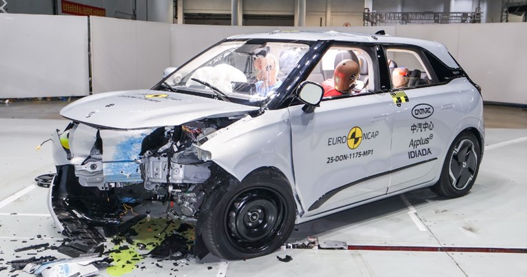 Kineski električni automobil raspao se na crash testu (VIDEO)
