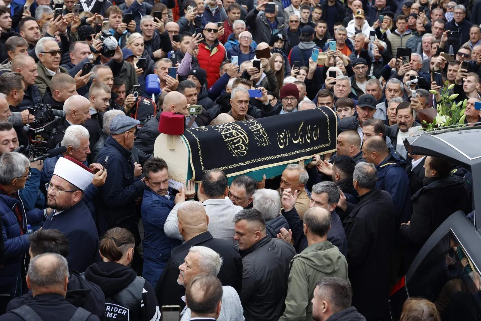 Halid Bešlić ukopan na groblju Bare uz prisustvo hiljada poštovalaca