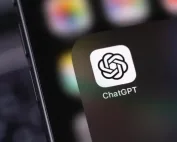 Snimak ekrana sa ikonom ChatGPT aplikacije na mobilnom telefonu.