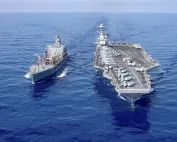 Američki nosač aviona i tanker za gorivo na moru