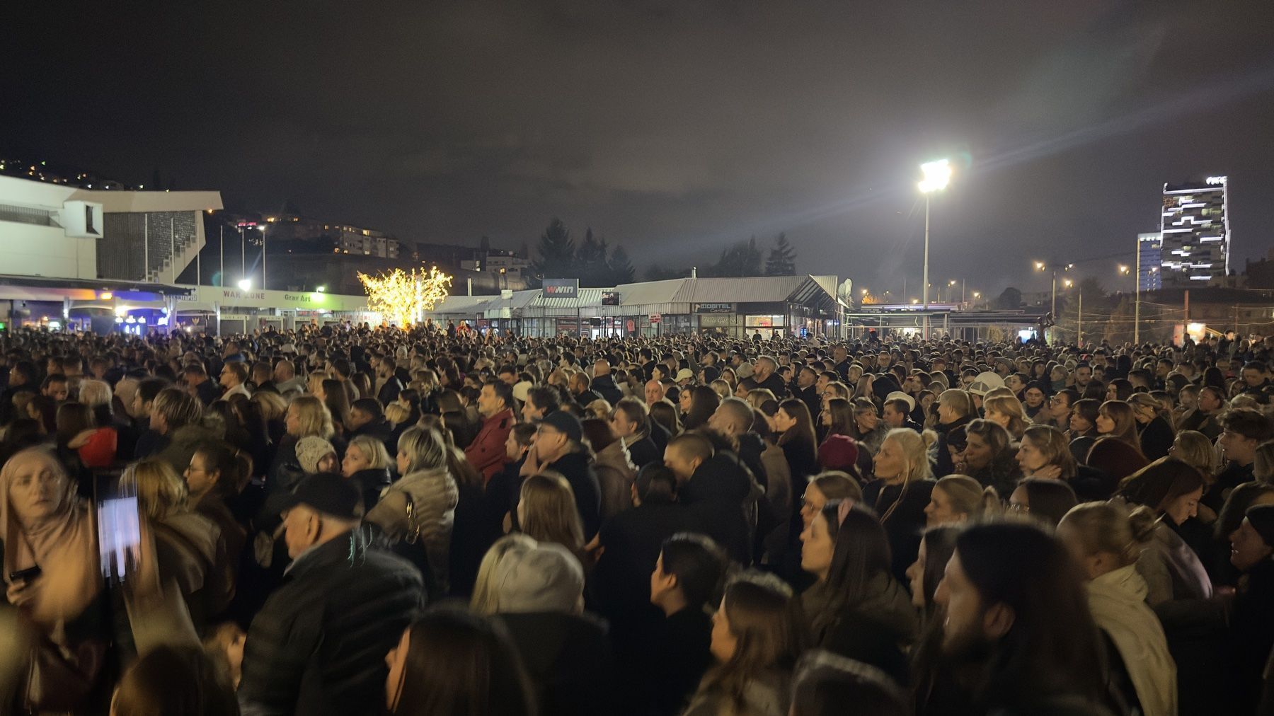 Sarajevo pjeva za Halida: Emotivno okupljanje ispred Doma mladih