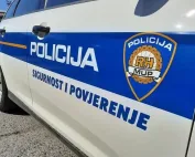 Detalj automobila zagrebačke policije sa službenim oznakama i natpisima.