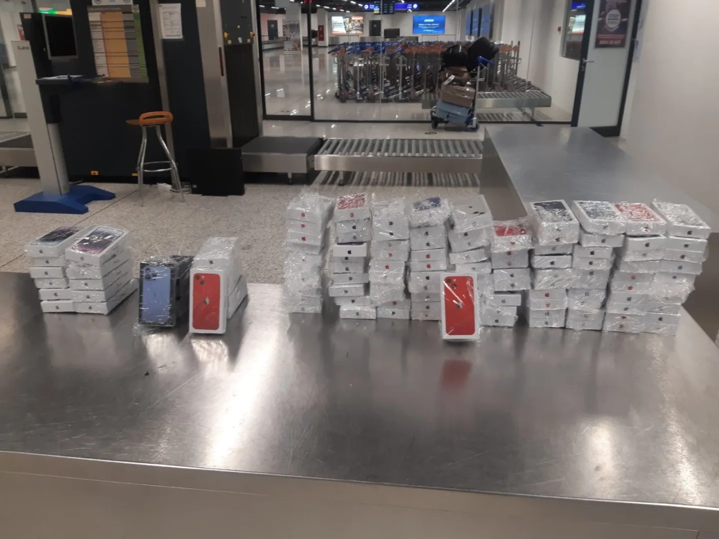 Sprečeno krijumčarenje 123 iPhone uređaja na sarajevskom aerodromu Sprečeno krijumčarenje 123 iPhone uređaja na sarajevskom aerodromu