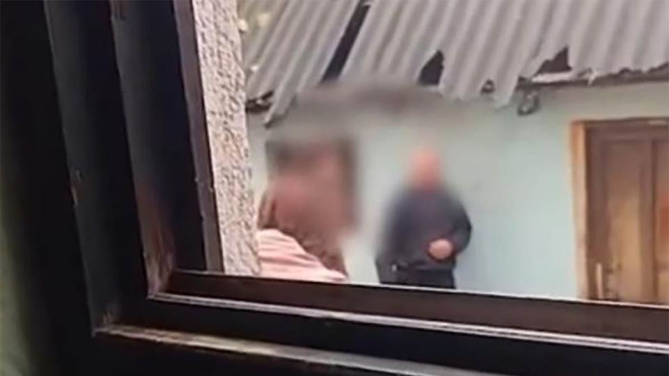 Srbija: Mladić šamara oca dok majka snima i navija: Uznemirujući snimak porodičnog nasilja