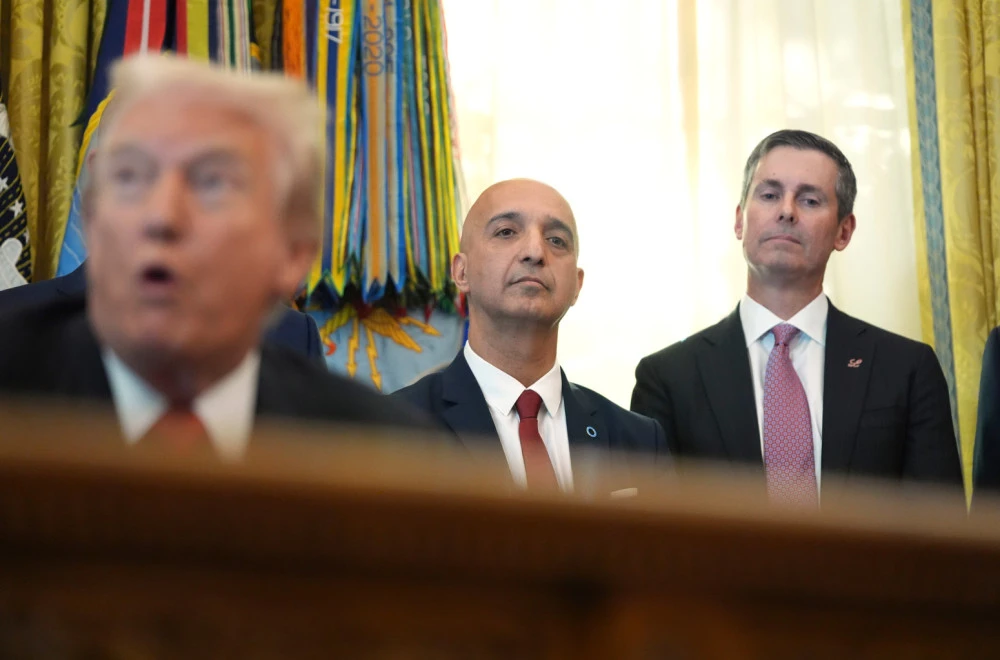 Dramatičan pad u Bijeloj kući: Predstavnik farmaceutske kompanije se onesvijestio pred Trumpom Dramatičan pad u Bijeloj kući: Predstavnik farmaceutske kompanije se onesvijestio pred Trumpom