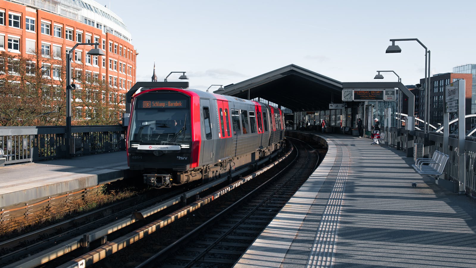 Muškarac preživio nakon što ga je pregazio voz u Hamburgu