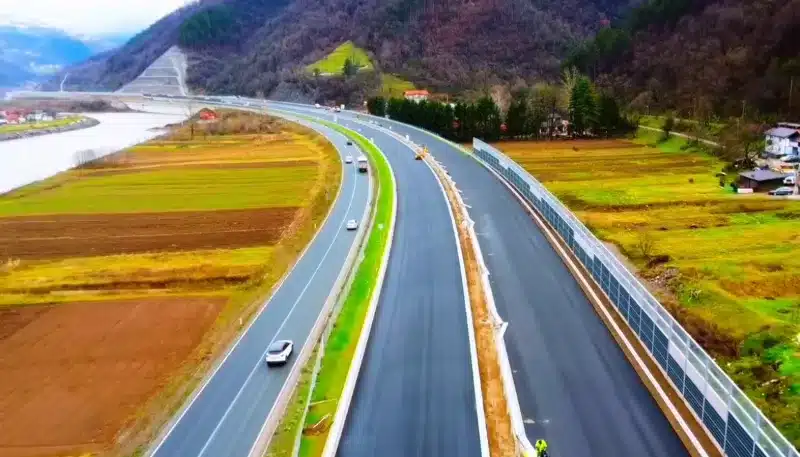 Objavljen video iz zraka poddionice Koridora Vc koja se otvara u decembru (VIDEO) Objavljen video iz zraka poddionice Koridora Vc koja se otvara u decembru (VIDEO)