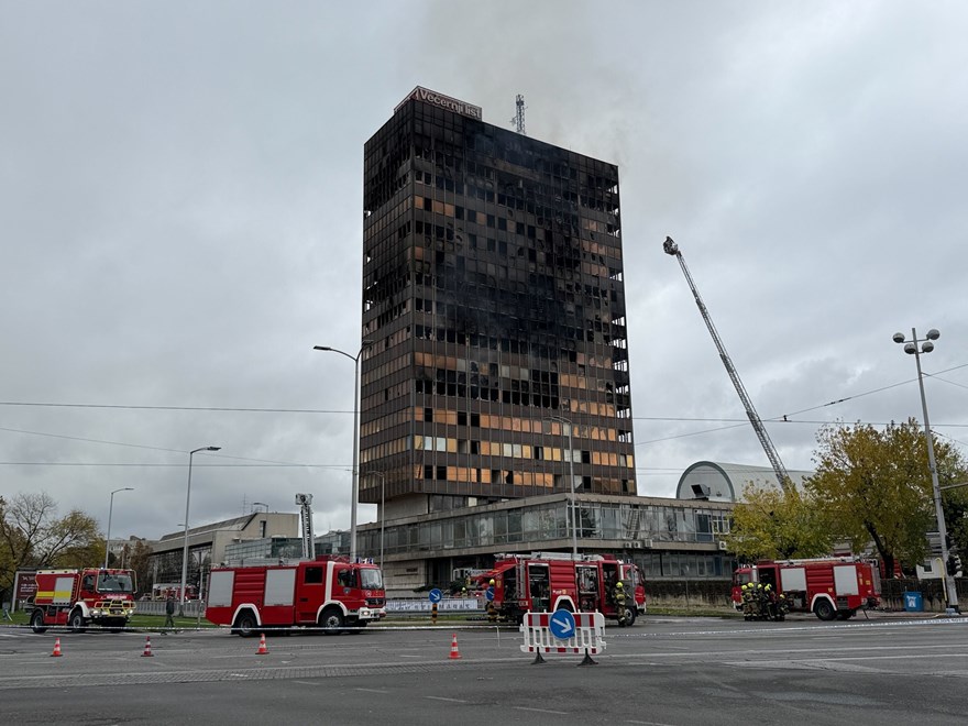 Vatrogasci i dalje gase požar u Vjesnikovom neboderu u Zagrebu