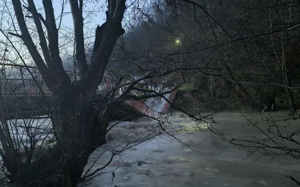 Nabujala rijeka srušila most u Fojnici, situacija se stabilizirala