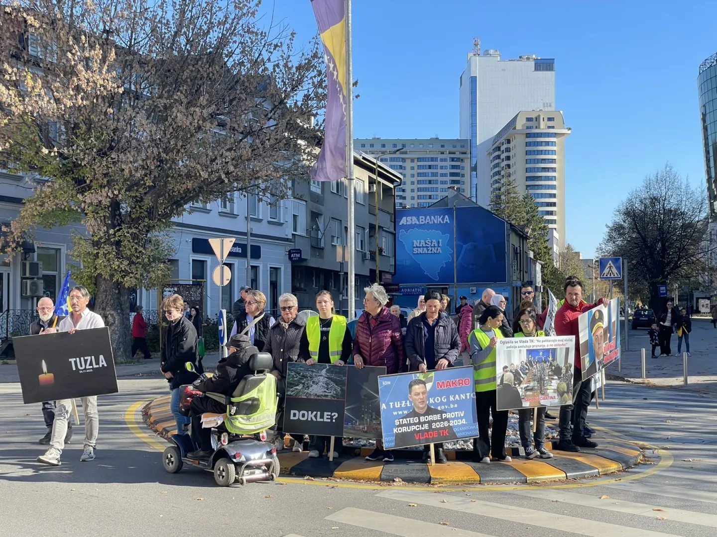Građani Tuzle protestuju ispred MUP-a TK tražeći odgovornost za nedavne incidente Građani Tuzle protestuju ispred MUP-a TK tražeći odgovornost za nedavne incidente