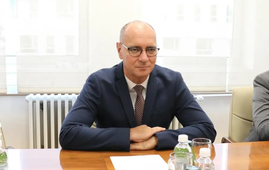 Lugavić najavljuje hitne mjere nakon požara u Domu penzionera u Tuzli Lugavić najavljuje hitne mjere nakon požara u Domu penzionera u Tuzli