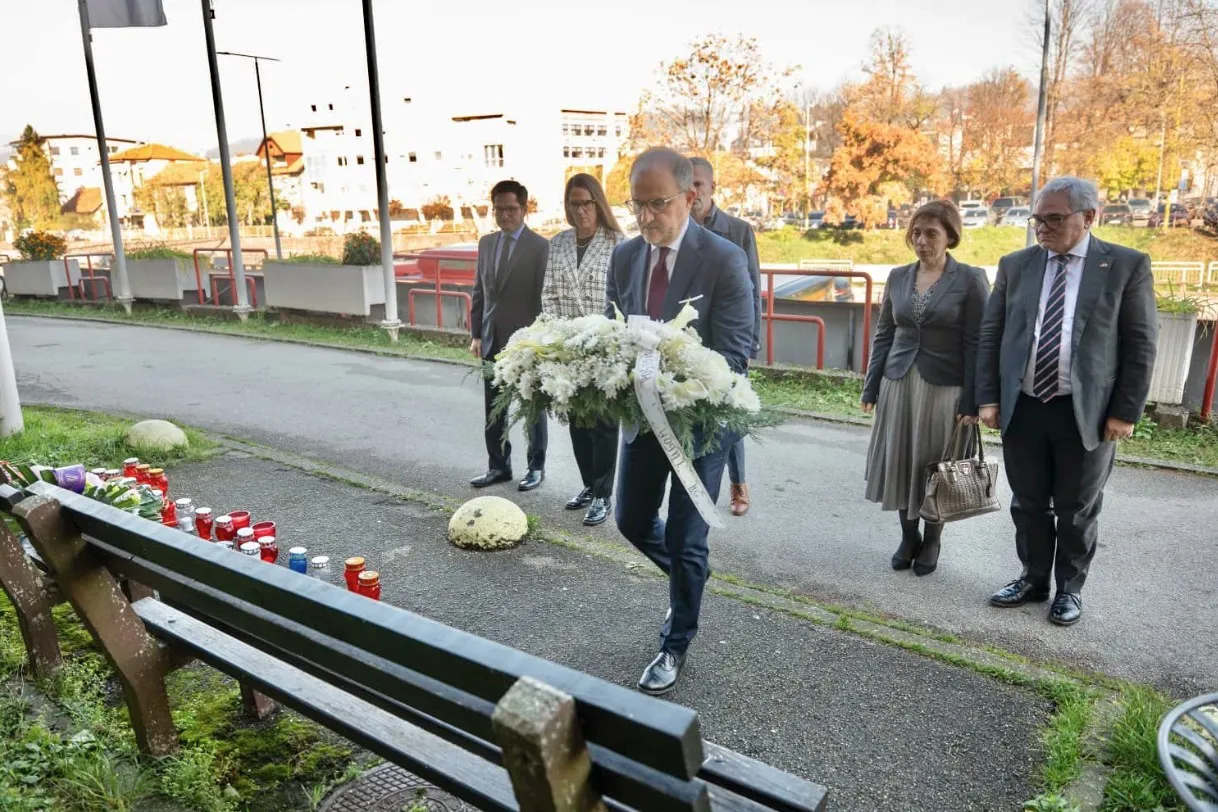 Ambasadori EU na čelu sa Sorecom odali počast žrtvama požara u tuzlanskom Domu penzionera